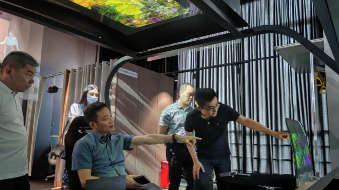 廣州市工信局葉嵩領(lǐng)導(dǎo)一行蒞臨光子晶體科技參觀指導(dǎo)