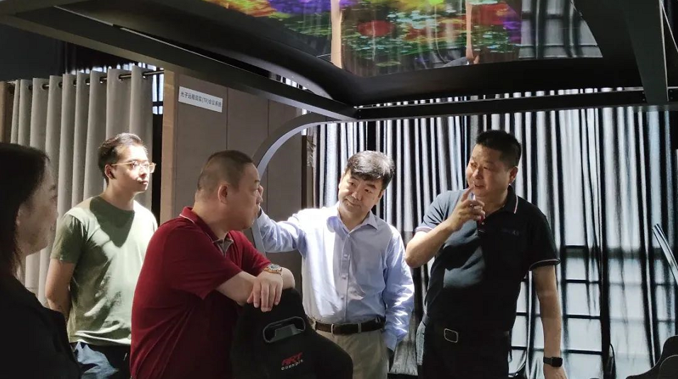 南開校友企業(yè)家聯(lián)誼會文飚主席等一行蒞臨光子晶體科技參觀指導(dǎo)