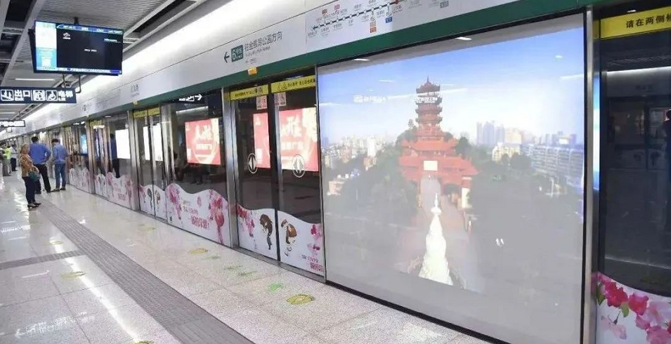 光子地鐵屏蔽門透明顯示廣告位，開啟地鐵傳媒新紀(jì)元