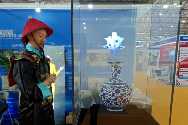 博博會 | 火了！一起看看比氣溫更“熱”的光子晶體科技展區(qū)