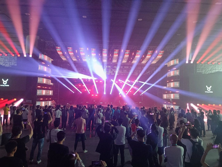 全球?qū)I(yè)聲光視聽盛會(huì)在廣州開展，光子芯片透明屏締造舞美視覺新時(shí)代