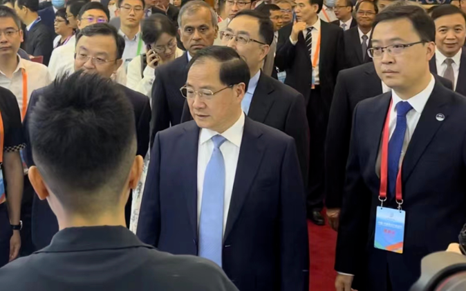 光子晶體科技受邀參加中國(guó)-東盟新興產(chǎn)業(yè)論壇并向工信部金壯龍部長(zhǎng)匯報(bào)企業(yè)發(fā)展