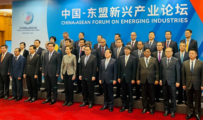 光子晶體科技受邀參加中國(guó)-東盟新興產(chǎn)業(yè)論壇并向工信部金壯龍部長(zhǎng)匯報(bào)企業(yè)發(fā)展