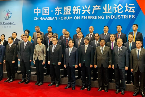 快訊｜光子晶體科技受邀參加中國-東盟新興產業(yè)論壇并向工信部金壯龍部長匯報企業(yè)發(fā)展