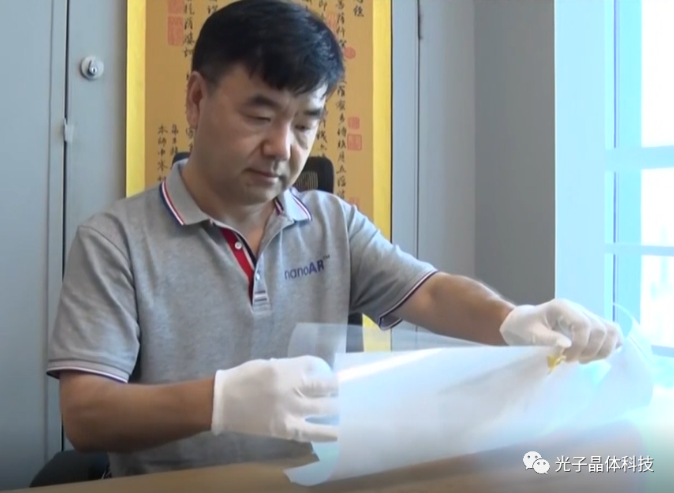 光子晶體科技在2024年CES上驚艷亮相：發(fā)布全球首個可卷曲透明顯示技術(shù)