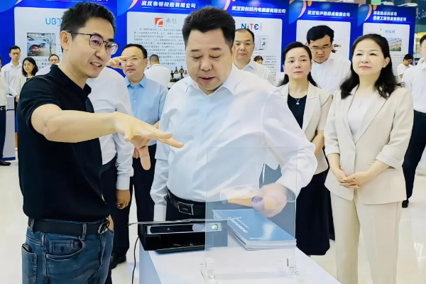 快訊 湖北省副省長、省國資委主任等領(lǐng)導(dǎo)親切會見光子晶體科技