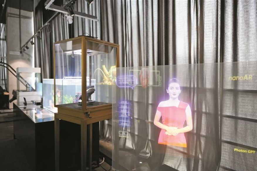 一張“透明塑料片”讓科幻走進(jìn)現(xiàn)實(shí)