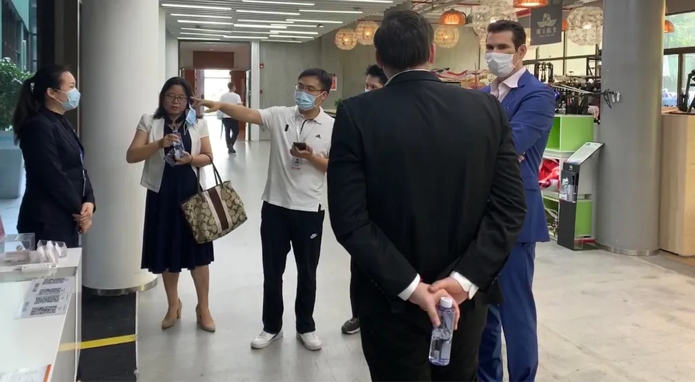 透明屏_奧地利外交部官員一行蒞臨光子晶體參觀