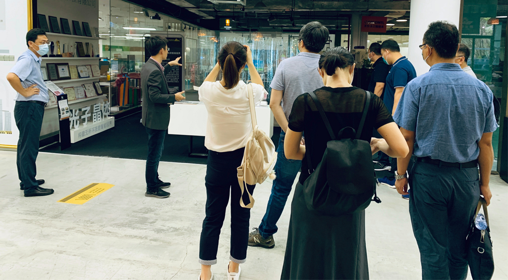 青島市區(qū)政企負(fù)責(zé)人一行蒞臨光子晶體考察合作