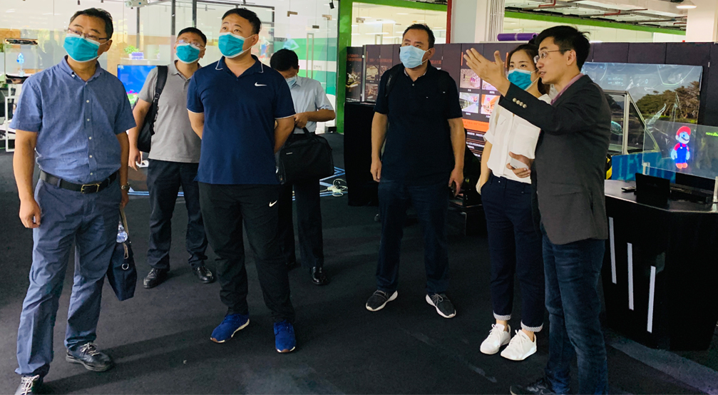 青島市區(qū)政企負(fù)責(zé)人一行蒞臨光子晶體考察合作