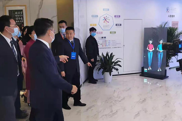 透明顯示的多種應(yīng)用帶給港澳青年雙創(chuàng)中心全新的視覺(jué)體驗(yàn)