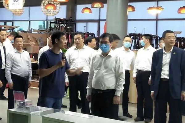 鄭州市委徐立毅書(shū)記一行蒞臨光子晶體科技參觀指導(dǎo)