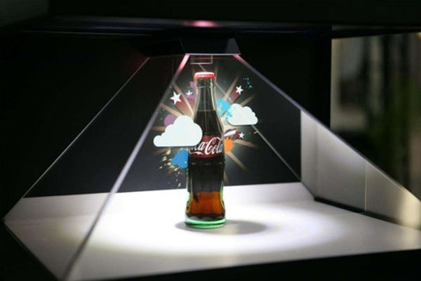 “佩珀?duì)柣孟蟆钡健罢嫒ⅰ?，全息投影技術(shù)還有多遠(yuǎn)走進(jìn)我們生活