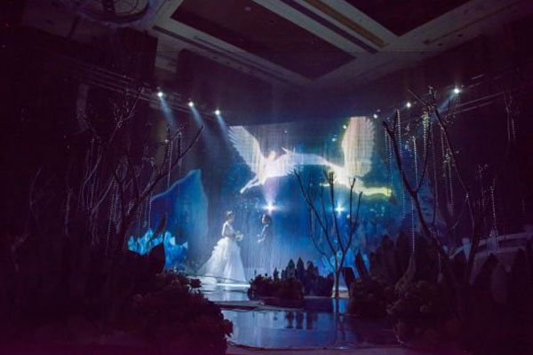 全息投影技術(shù)+LED透明屏=創(chuàng)意無限