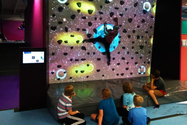 AR互動投影技術(shù)讓抽象、深奧的知識變得更加直觀